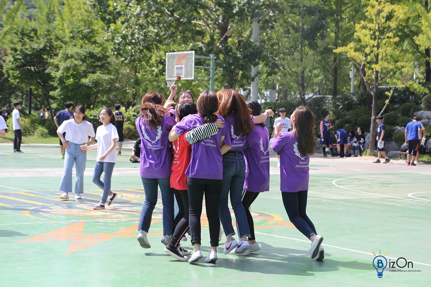 ▲ 열정적으로 축구 경기를 하는 학우들의 모습