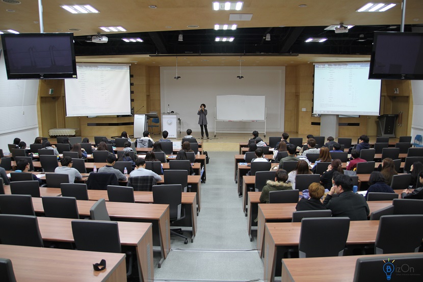 ▲개회사를 진행하고 있는 이은형 교수의 모습 