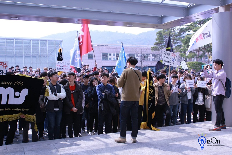 ▲지난 3월 22일 진행된 구조조정에 반대하는 학생행동 중 본부관 앞에서 한 학생 대표가 연설문을 낭독하고 있다. 