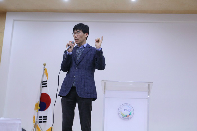 - K-Valley에 대해 설명하는 김용민 학장 