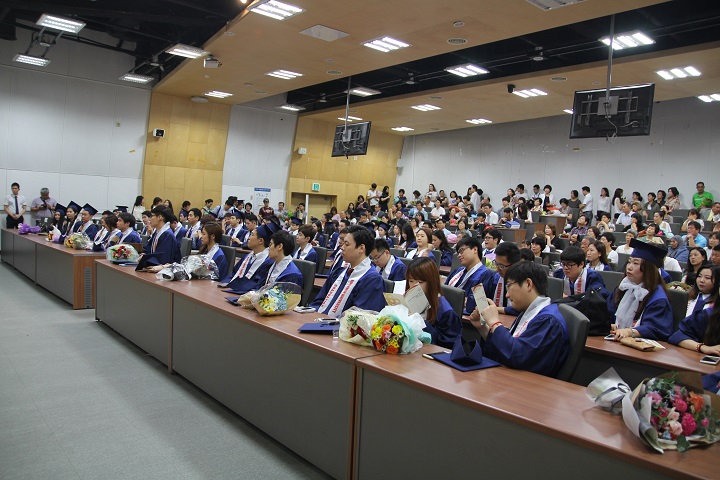 ▲Graduates and professors of colloege of Business administration